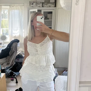 Stickad topp - Supersöt stickad topp med volanger av spets, inga fläckar/hål 