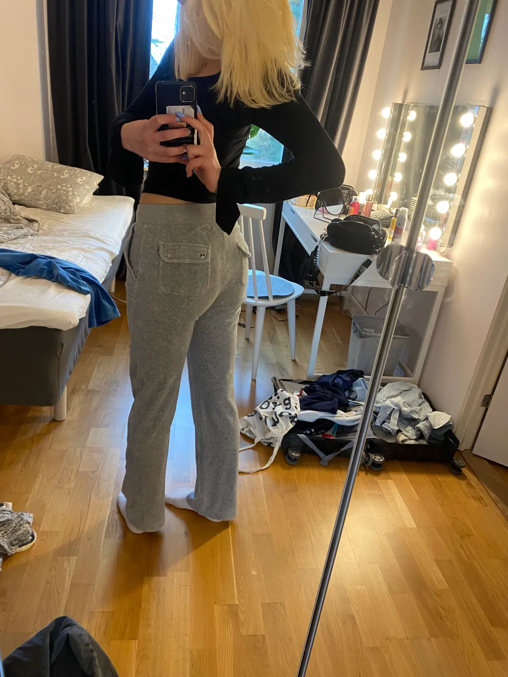 Fina, gråa juicy couture byxor. Köpta på plick typ nya, är nu använda men sparsamt. 🫶🏼pris kan diskuteras vid snabbt köp!. Jeans & Byxor.