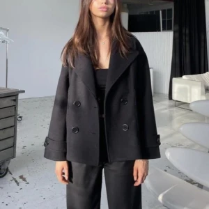 Kappa  - Säljer svart kappa från Design by si. Köpt i Mars så har bara använts några gånger❤️ Skriv för fler bilder🫶🏻