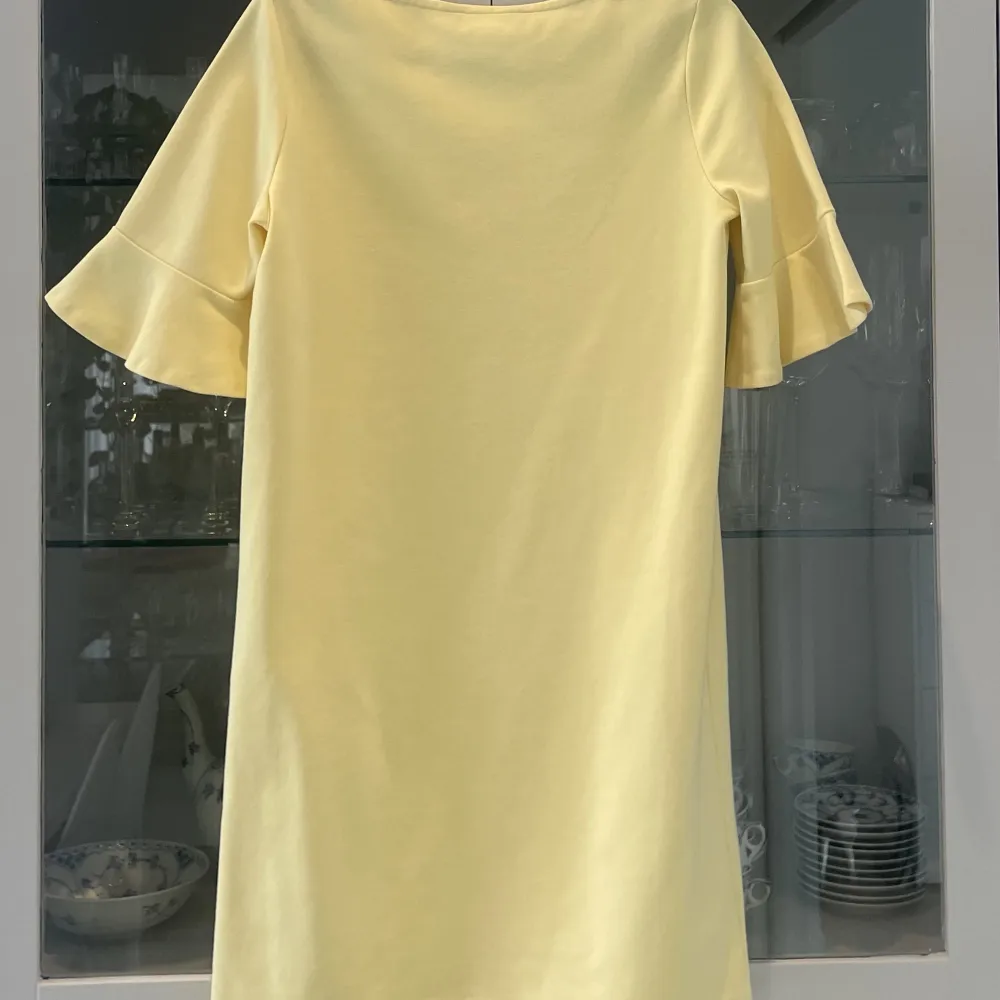 Jättefin Ralph Lauren klänning i en fin pippigul färg💛Den är i storlek XL/TG (16 år) i barnstorlek! Superskön😍. Klänningar.