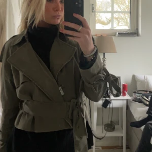 Anine Bing jacka - Svinsnygg anine bing jacka som tyvärr inte kommer till användning. I en jättefin grön färg med snörning vid ärmarna!! Knappt använd så i väldigt bra skick!!💓💓