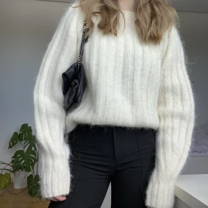 Vit stickad tröja i wool/alpaca blend - Vit stickad tröja i wool/alpaca blend från hm. Säljer då den inte kommer till användning, köpt på sellpy i mycket bra skick och aldrig använd av mig. Går även att använda bak och fram som på bilden 🤍