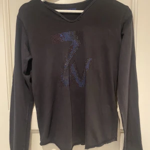 Zadig tröja - En svart långärmad Zadig tröja med kristaller i mitten. En väldigt fin tröja men lite liten då jag säljer den😘 storlek 158/164🩷