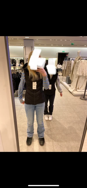 Zara väst - Jag säljer min zara väst då jag inte använder den längre. Den är i bra skick, använd x antal gånger. Köpte den för 400 kr säljer den för 200 kr.