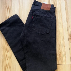 Levis 501 Svart - Helt oanvända 501 i storlek 32/34. Fel storlek och kvitto finns. 