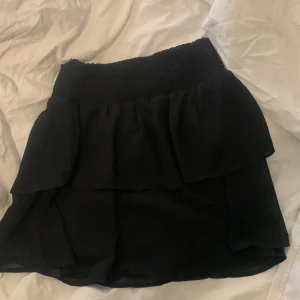 Only kjol - svart jätte fin kjol från only! den är helt oanvänd och är därför som ny! säljer den för att jag tog fel storlek. nypris: 279kr