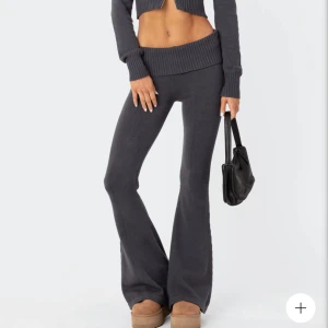 Super fina stickade ”fold over pants” - Intressekoll på mina nya stickade byxor. Dem är i storlek xs och jag är 165cm lång. Jag vill sälja dom eftersom dom är lite olika långa och därmed för långa på ena benet. Men säljer bara för ett bra pris. Inköpta för 599kr kostar nu 596kr med frakt. 