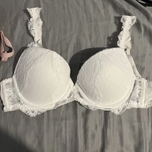 Vit bh  - Säljer denna jättefina vita bhn för att den inte kommit till användning, storlek 80A men skulle säga att den passar er med kupa B också💕
