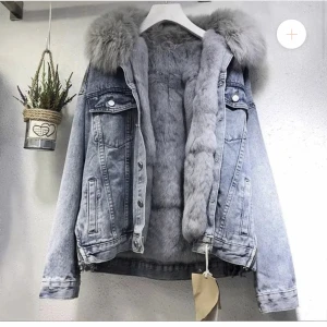 Jeansjacka - Säljer min nya jeansjacka, aldrig använd pga fel storlek, nypris 1200kr pris går att diskuteras💗