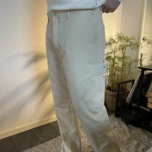 Vita workerpants - Cremevita workerbyxor H&M Modell 195 Skriv dm för frågor och bilder