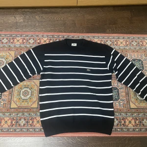 Tröja - Randig lacoste tröja i storlek M, använt ett fåtal gånger och är i mycket bra skick.   