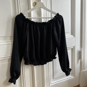Svart blus  - Jättefin blus med volanger som är använd ca. 2 gånger, då den är i väldigt bra skick i storlek xs!!💗