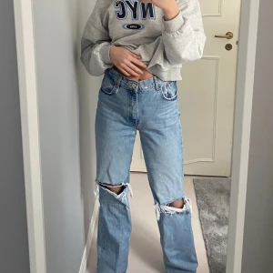 Zara jeans  - Ett par jeans från zara med hål på knäna. De är i bra skick och är perfekt långa på mig som är 168 cm. 