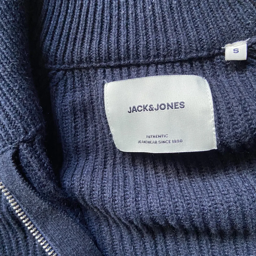 Det är en hel zip Jack and Jones tröja. Använd några gånger men är i bra skick. Storleken är S men funkar också för storlek M. . Tröjor & Koftor.