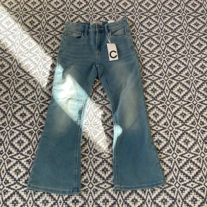 Blåa byxor från Cubus  - Jag säljer ett par kick flare byxor i storlek 146