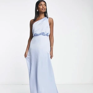 Balklänning stl 36 - Säljer denna superfina klänning, perfekt till balen💙Säljer då jag köpte två storlekar. Helt ny, aldrig använd!   Nypris 1139kr