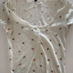 blommig kortärmad topp <3 - stretchig material, inte för kort, använd 2 ggr, mer info i chatt 💕💕