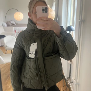 Zara jacka - Jättefin zara jacka, endast provad, han ej skicka tillbaka där av säljer jag den här💗nypris 699kr