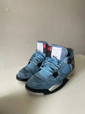 Jordan 4 university blue retro - Jordan 4 university blue Retro storlek 43 köpt på restocks för 6499kr, haft dem i ungefär 4 månader, bra skick, har lådan med! Man får med sig en mocca spray. Frakt tillkommer. 