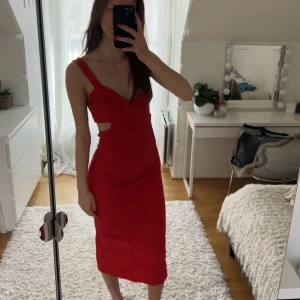 Klänning - Supersnygg långklänning från zara i storlek S, aldrig använt. Perfekt till utekvällar, middagar eller fest❤️