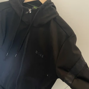 Hugo Boss Tracksuit - Tjena! Säljer den här riktigt snygga Hugo boss tracksuiten som är endast provad hemma! Kvitto finns  även på den. Köpte den för 4400kr och vill endast ha 2600kr för den! Tveka inte att höra av sig vid frågor. Den är från nyaste kollektionen också