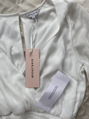 Studentklänning  - Säljer en studentklänning från Bubbleroom då jag inte riktigt tyckte den dar bra på mig, ändads testad en gång, lappar sitter kvar!  Stolek 36 Nypris 600kr