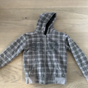 Fodrad y2k hoodie  - Grå rutig fodrad hoodie i bra skick!