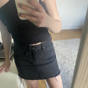 Snygg grå/svart jeanskjol från Zara!  - Sparsamt använd jeanskjol från zara i storlek M. 