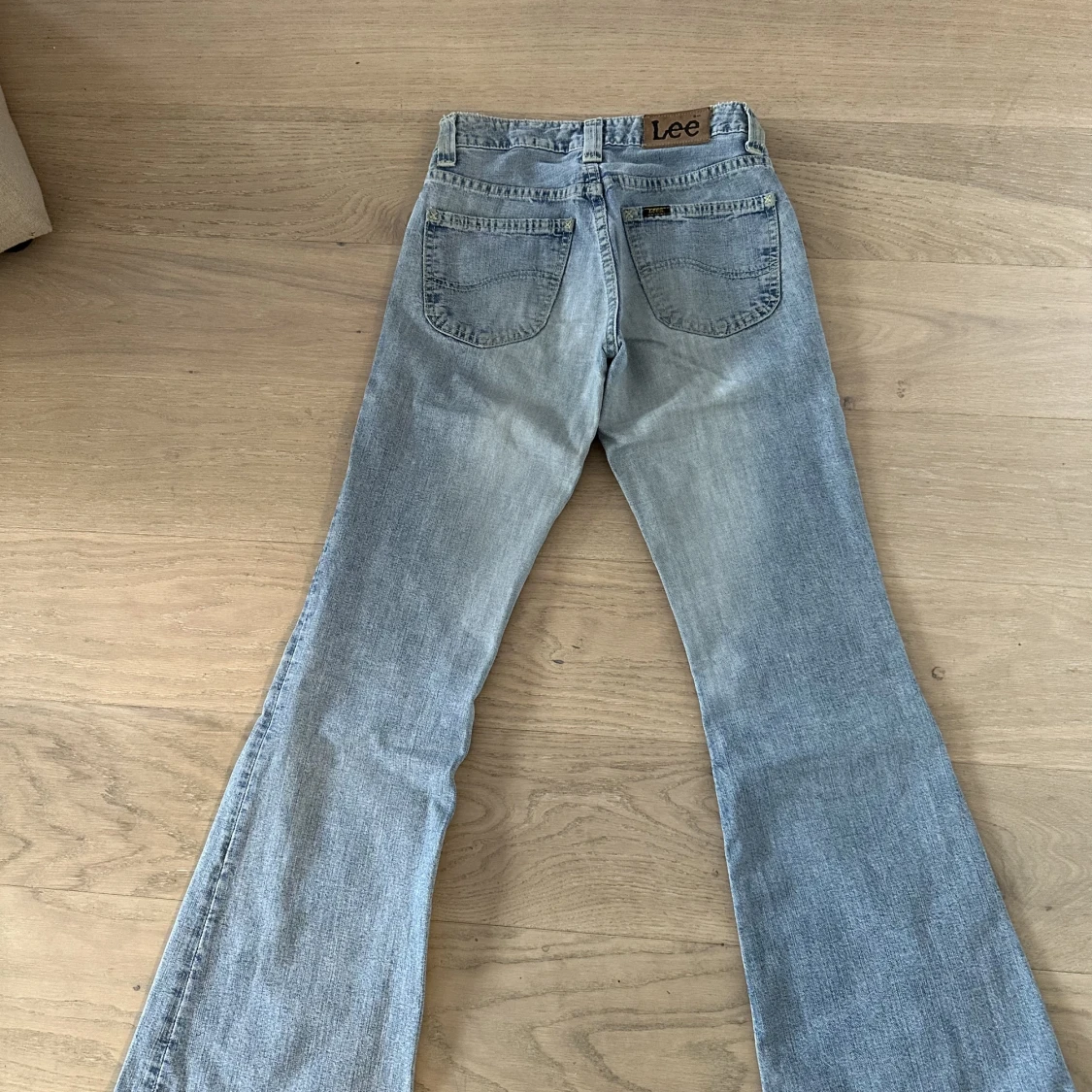 Blåa bootcut lee jeans  - 90