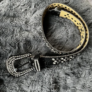 BB Simon Belt - Hej, säljer mitt BB Bälte då den ej passar mig. Den har legat i min garderob ett bra tag nu. Den är helt oanvänd och plaster sitter till och med kvar! Den är ungefär 95cm lång så den bör passa folk med storlek S!