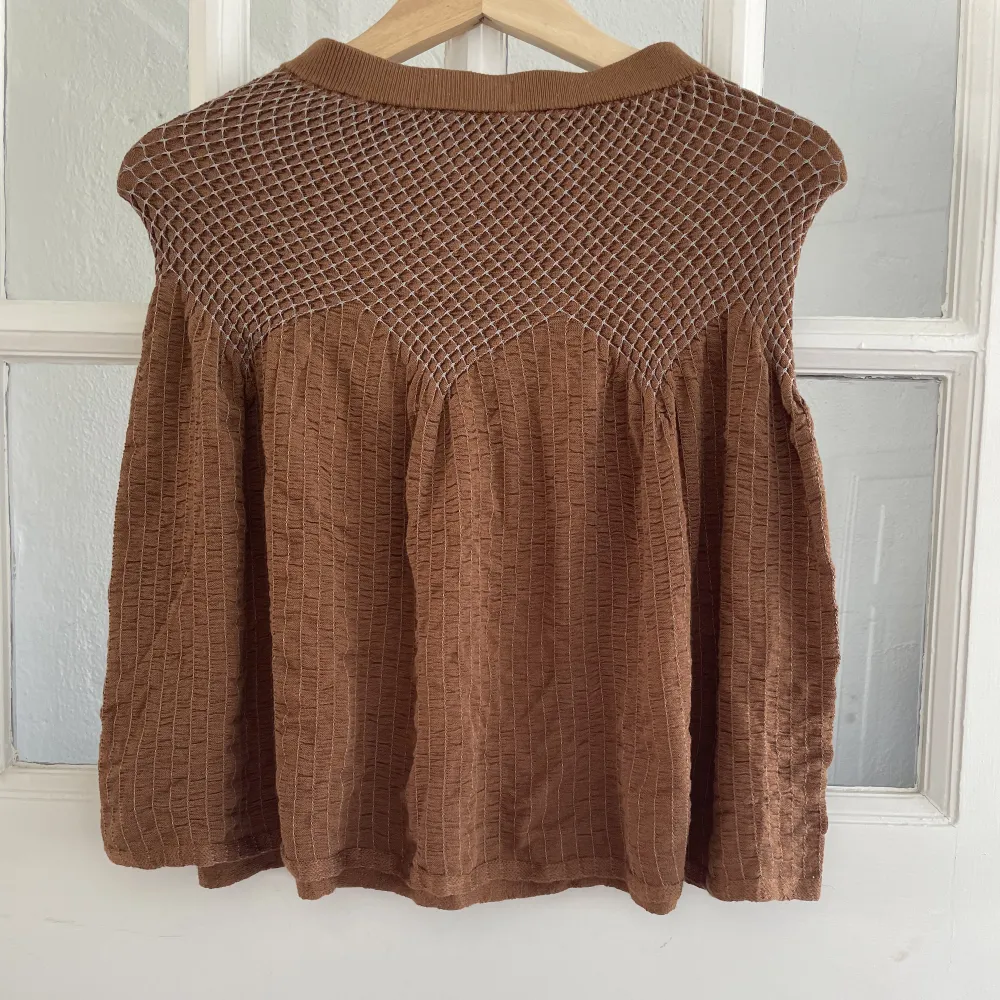 En brun kjol från zara barn men kan också användas som en topp utan band. Använd 1 gång🌼. Toppar.