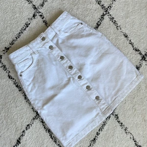 Ny vit denim kjol  - Vit jeanskjol från Lindex helt ny storlek 36 ☀️