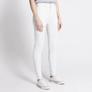 Vita Jeans  - Endast provade då dom var för små så väldigt fint skick