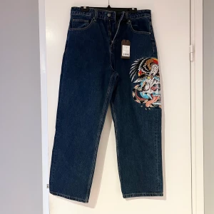 Mörkblåa Ed Hardy Jeans - Asballa ed hardy jeans i storlek M. Säljer då de ej passar och då den som vann budgivningen inte svarar. Helt nya, endast provade. 