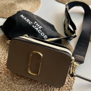 Marc jacobs väska - Säljer min marc jacobs väska. Använd ett antal gånger men i fint skick. Kommer även med en matchande plånbok till😍Nypris på väska: 3800 nypris på plånbok: 1249. 