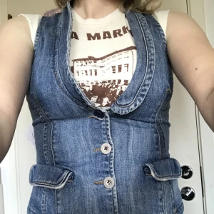 jeansväst - jeanstopp i y2k-stil köpt på second hand! pris kan diskuteras, möts upp i stockholm⭐️⭐️