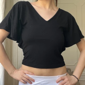 Svart topp - Svart topp. Stretchigt tyg. Storlek S. Möts i stockholm eller fraktar :)