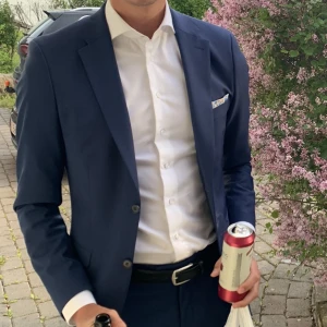 Studentkostym med skjorta 🍾🥂 - Supersnygg märkeskostym som har  använts en gång. Extra Slim fit. Strl 150, alltså en lång medium. Perfekt till studenten  👨🏻‍🎓Slänger med den vita skjortan på köpet. Fin Slim fit i strl 38/M. Använd en dag. 