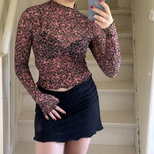 Blommig meshtop!  - Supersöt lite genomskinlig meshtop med rosa blommor! Köpt från HM!
