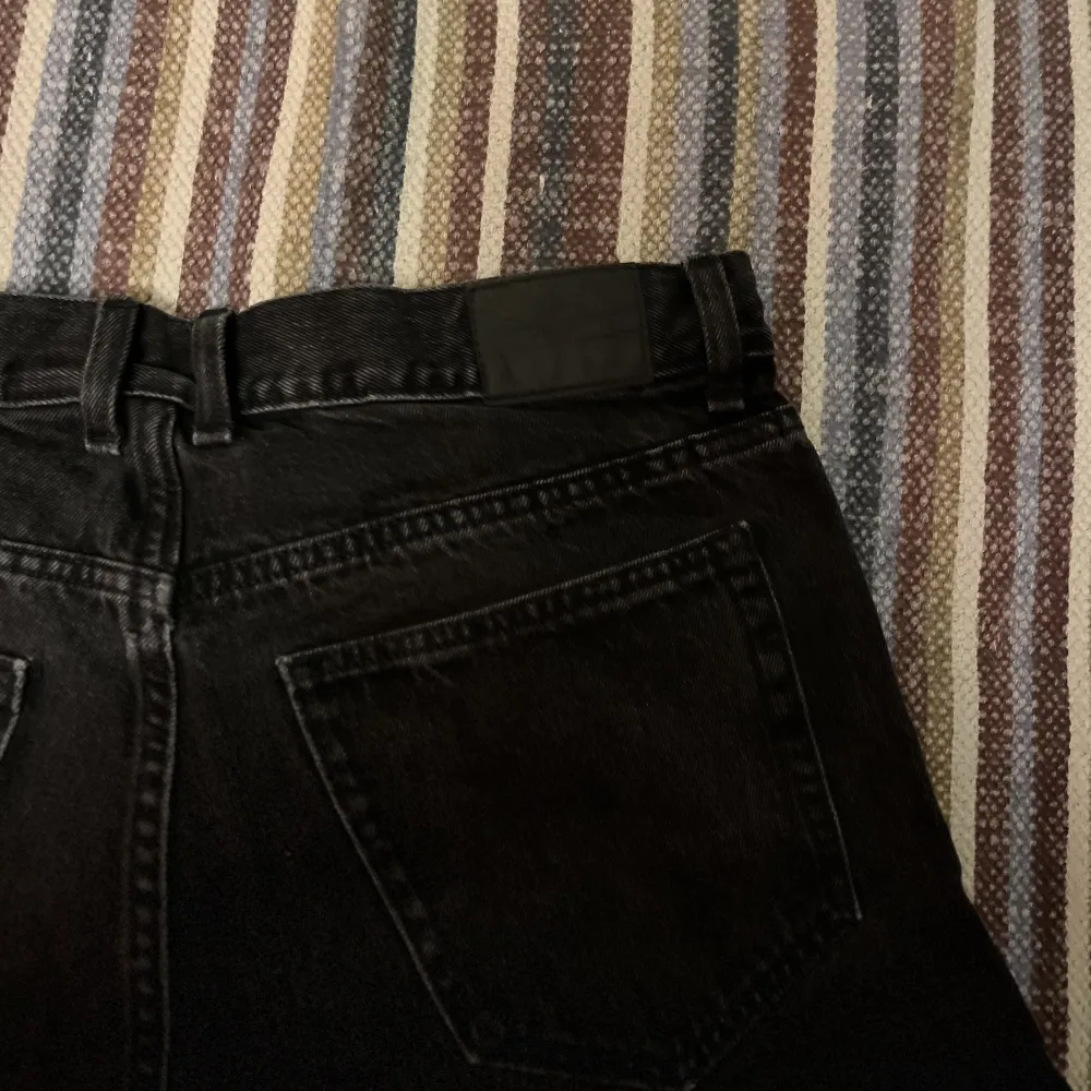 Straight fit jeans från weekday. Bra skick förutom en liten färgfläck som man ser på bilden. . Jeans & Byxor.