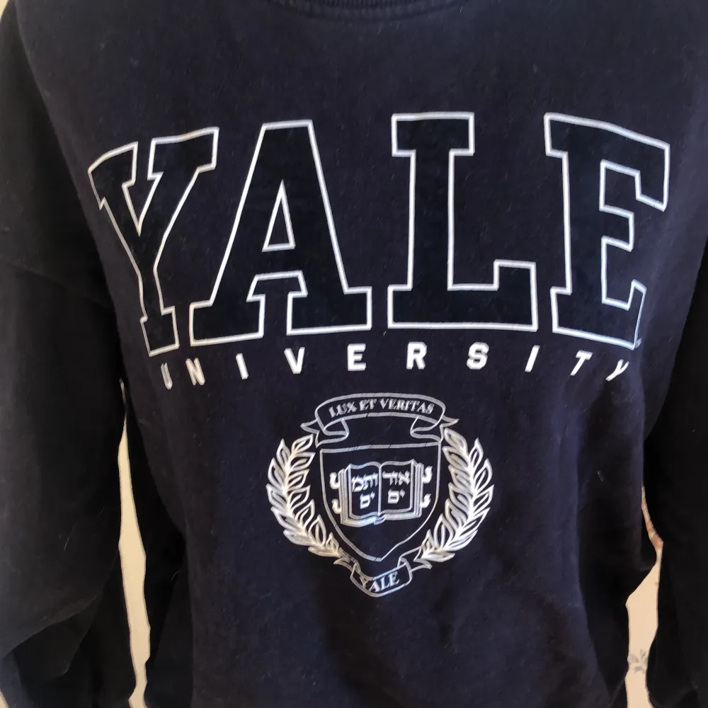Mörkblå Yale tröja från H&m 💙📦. Tröjor & Koftor.