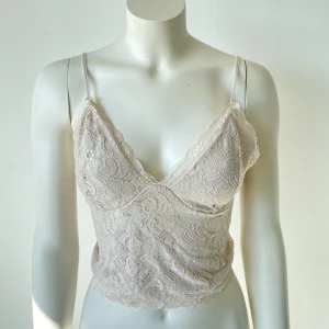 Spetslinne Bikbok - Vitt spetslinne från Bikbok i storlek Small. Justerbara axelband.  Perfekt för sommaren 🌸☀️