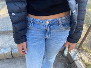 Lågmidjade jeans  - Säljer dessa super fina oanvända jeans ifrån Gina tricot❤️ storlek 164 som jag skulle säga motsvarar storlek 34/xs💕  köpte för 299🤩