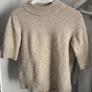 Stickad tröja - En jättefin tröja som jag tyvärr inte kommer till användning längre. Lite nopprigt material så därav ett billigare pris. 