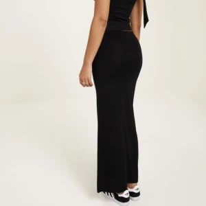 Svart långkjol - Maxikjol/långkjol från Anna Field, storlek XS, är 164 cm lång på bilden💘