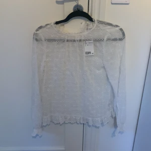 Blus  - Fin blus. Aldrig använd (lappen kvar). Fint lyxigt material. Pris kan diskuteras 
