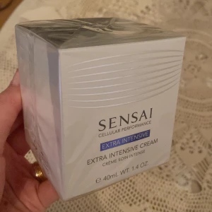 SENSAI - Oöppnad/Oanvänd ansiktskräm anti-ageing skincare. 40 ml värd 3 400 men kommer att sälja den halva priset.