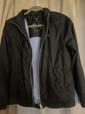 Vindjacka gant - Vindjacka från gant med detalj vid midjan som gör att den sitter fint. Nyskick!💗