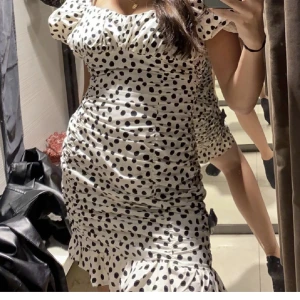 Klänning (använd någon gång) - Klänning från Zara. Knappt använd och är i nyskick.  Perfekt inför sommaren och passar dig som vill ha en naturlig men samtidigt en snygg look. Slutsåld överallt så först till kvarn som gäller❤️