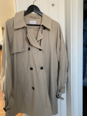 trenchcoat - Kort trenchcoat i storlek 36, perfekt till hösten